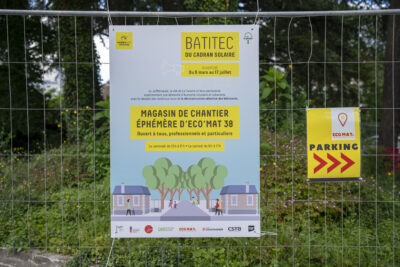 Une pancarte pour la Batitec du cadran solaire, magasin de chantier éphémère d'Eco'Mat38 avec les jours et horaires d'ouverture - Agrandir l'image 8 sur 9, fenêtre modale