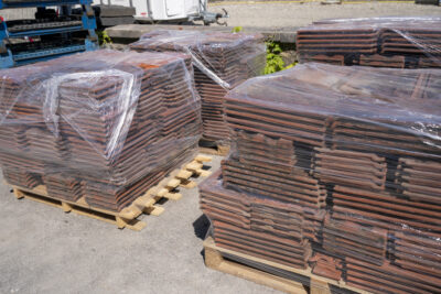 Des tas de tuiles emballées dans du film plastique et déposées sur des palettes en bois - Agrandir l'image 6 sur 9, fenêtre modale