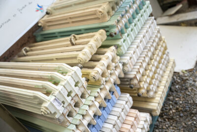 Des radiateurs en fonte empilés - Agrandir l'image 7 sur 9, fenêtre modale