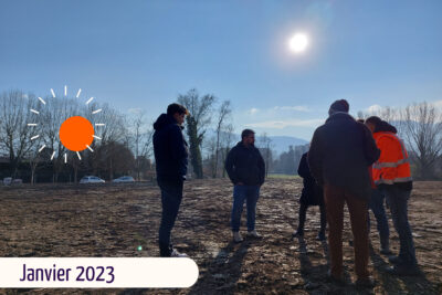 Une photo d'hommes sur un terrain boueux datée de janvier 2023 - Agrandir l'image 2 sur 3, fenêtre modale